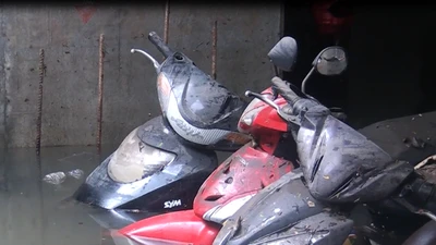 Giải cứu hàng ngàn xe máy bị ngập ở trung tâm TP.HCM