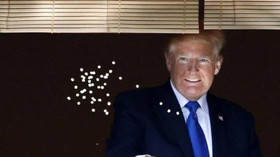 Tổng thống Trump thích thú với cá Koi tại Nhật Bản