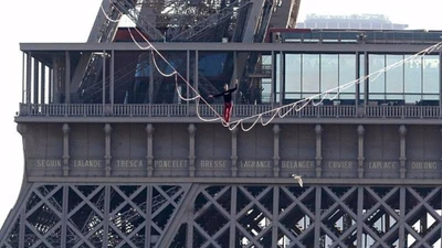 Nín thở với màn đi dây thăng bằng đến tháp Eiffel 