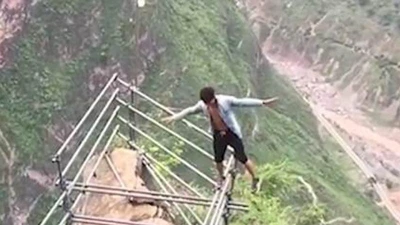 Đứng tim với clip 'người bay' ở Trung Quốc