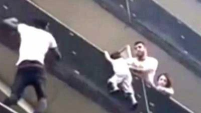 Clip: 'Người nhện' Paris cứu em bé treo lơ lửng ngoài ban công