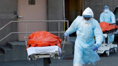 Nhân viên y tế đưa thi thể bệnh nhân COVID-19 từ Trung tâm Y tế Wyckoff Heights, quận Brooklyn, thành phố New York, bang New York ra ngoài. Ảnh: REUTERS