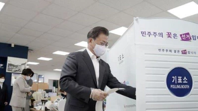 Tổng thống Hàn Quốc Moon Jae-in đi bỏ phiếu tại một điểm bầu cử ở thủ đô Seoul trong ngày bỏ phiếu sớm 11-4. Ảnh: YONHAP