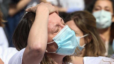 Nhân viên y tế nhẹ lòng sau khi tất cả bệnh nhân tại một bệnh viện dã chiến ở Madrid, Tây Ban Nha khỏi bệnh. Ảnh: REUTERS