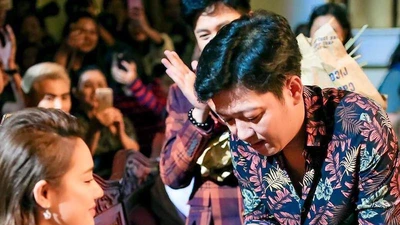Trường Giang cầu hôn Nhã Phương trên sân khấu Mai Vàng