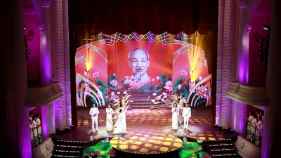 TP.HCM: Thiết kế sân khấu đặc biệt kỷ niệm ngày sinh Bác Hồ 