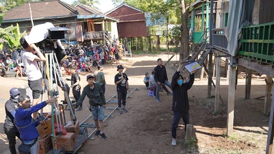 Lý Hải dựng hàng loạt nhà sàn trong làng Chăm rồi phá sập