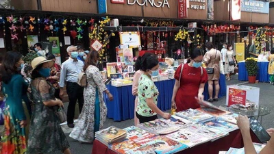 Đường sách TP.HCM doanh thu nửa tỉ vào dịp Tết