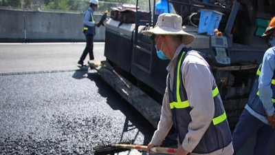 Cận cảnh cao tốc Đà Nẵng-Quảng Ngãi đang cào lên làm lại