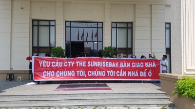 Khách hàng căng băng-rôn đòi nhà tại dự án liên quan Vũ ‘nhôm'