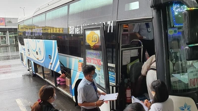 Bến xe Đà Nẵng đón khách trở lại trong ngày mưa tầm tã