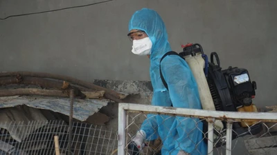 Phun thuốc khử trùng khu vực sinh sống của Bệnh nhân 416 tại Đà Nẵng. Ảnh: BÙI TOÀN