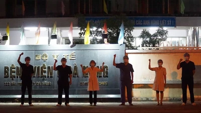 Các y bác sĩ sẽ vẫn tiếp tục chiến đấu hết mình, cùng Đà Nẵng vượt qua đại dịch COVID-19. Ảnh: BÙI TOÀN