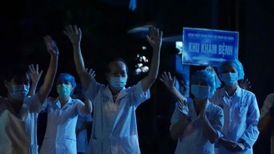 Y bác sĩ hát vang ca khúc "Như có Bác Hồ trong ngày vui đại thắng". Ảnh: BÙI TOÀN