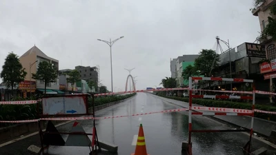 Đà Nẵng phong tỏa các cây cầu trên sông Hàn để chống bão