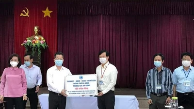 Xét nghiệm thần tốc, Đà Nẵng thưởng nóng cho Sơn Trà và CDC 