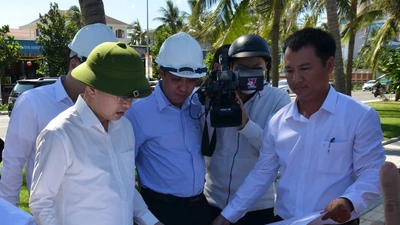 Bí thư Đà Nẵng tiếp tục kiểm tra cống xả thải ven biển