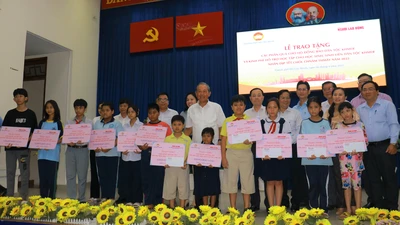 Trao tặng 395 phần quà nhân dịp Tết Chôl Chnăm Thmây năm 2023