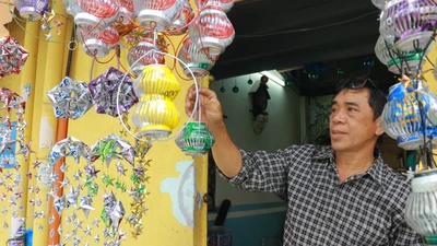 Người thợ sửa khóa biến vỏ lon thành lồng đèn độc lạ