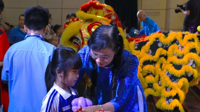 Gần 500 con em người lao động vui ‘Trung thu yêu thương’