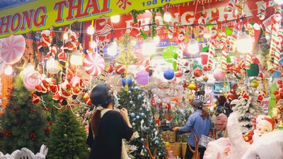 Giáng sinh đến gần, chợ bán đồ trang trí rực rỡ thay áo mới