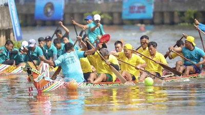 Người dân TP.HCM đội nắng, chen chân xem lễ hội đua ghe ngo