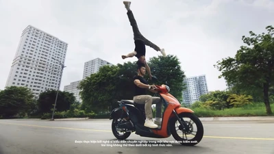 Clip Quốc Cơ - Quốc Nghiệp chồng đầu chạy xe máy điện được gỡ