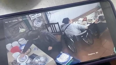 Từ vụ 'TikToker ngồi xe lăn tố quán phở': Người xem cần sức đề kháng trước những thông tin giả