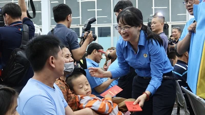 Chuyến tàu mùa Xuân: Sau 10 năm, tôi mới được về quê ăn Tết