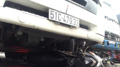 Một phụ nữ thoát chết hi hữu dưới gầm xe container