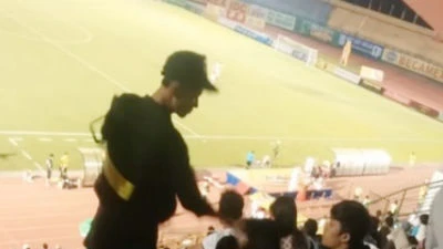 Cảnh sát cơ động tát em gái trên sân vận động để 'dạy bảo'