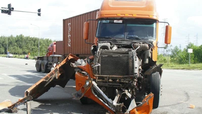 2 xe container tông bẹp dúm đầu, lật nhào trên đường