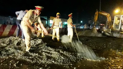 CSGT lấp hố ‘tử thần’ trên đường trong đêm 