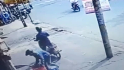 2 thanh niên 'đóng kịch' để trộm rổ chén đĩa 