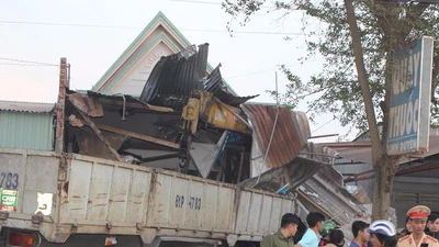 Xe tải cẩu mất lái, đâm sập nhà dân bên đường