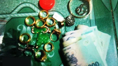 Lẻn vào phòng cha mẹ vợ trộm vàng