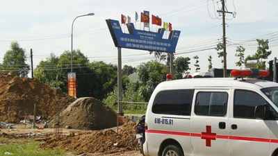 Thi thể người đàn ông bị xe máy đè dưới hố sâu