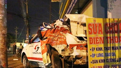 Tài xế đỗ taxi ngủ trên vỉa hè, bị container tông chết