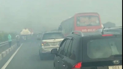 Cao tốc Long Thành-Dầu Giây hỗn loạn vì khói