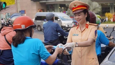 CSGT Đồng Nai góp tiền mua 100.000 khẩu trang cho dân