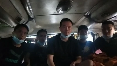 Phát hiện 5 người Trung Quốc trốn trong thùng hàng xe khách
