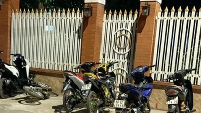 Cảnh sát truy ô tô chở hàng chục quái xế bỏ trốn trong đêm