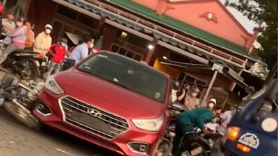 Xe tải tông vào đuôi xe 7 chỗ và hàng loạt xe máy khiến 3 người thương vong