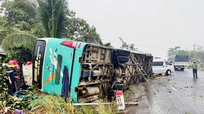 Lật xe khách trên quốc lộ 14 qua tỉnh Đồng Nai, 3 người thương vong