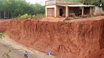 Nhiều nhà dân ở Đồng Nai chênh vênh bên mép 'vực' khi làm đường tỉnh lộ