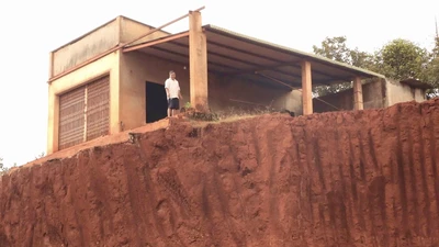 Đồng Nai lên phương án di dời các hộ dân chênh vênh mép 'vực'