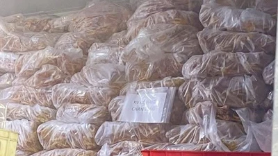 Hàng tấn chân gà hết hạn sử dụng tại công ty sản xuất chân gà rút xương