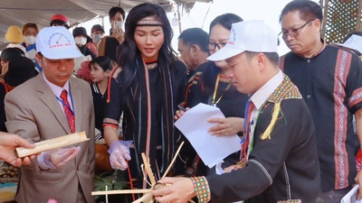 Hoa hậu H’Hen Niê dự Lễ hội Văn hoá dân gian Việt Bắc ở Tây Nguyên