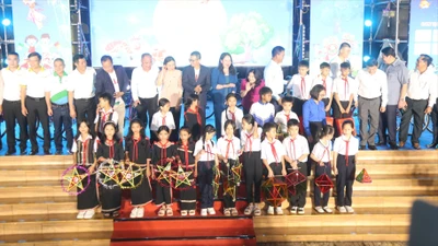 Phó Chủ tịch nước thăm và tặng quà Trung thu cho thiếu nhi ở Đắk Lắk