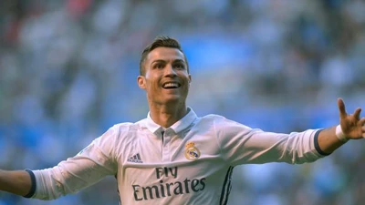 Lập hat-trick, Ronaldo đập tan mọi chỉ trích